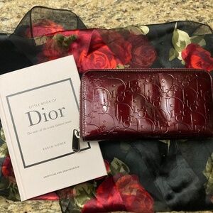 EUC Christian Dior Bordeaux long zip trotter wallet &book💕